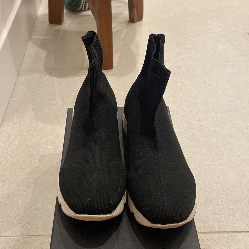 Tony Bianco size 7 sock shoes in black